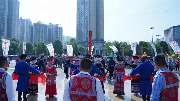 祭花桿 大聯歡 歡度四川興文苗族花山節