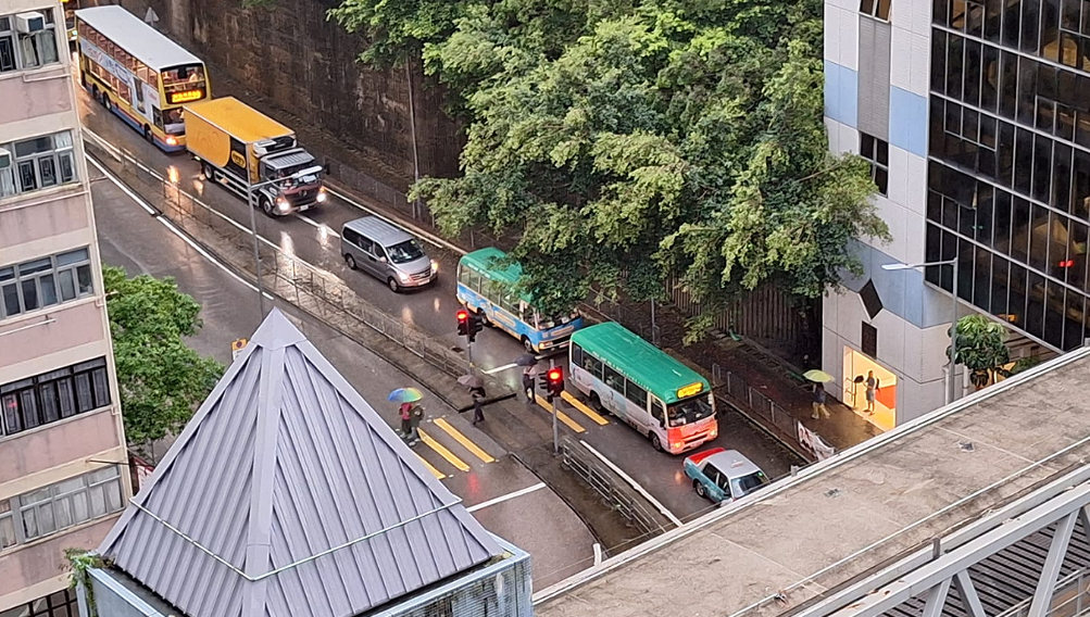 紅雨兼車禍 筲箕灣耀興道需全線封閉