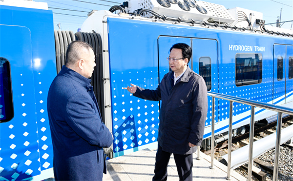 景俊海試乘全球首列氫能市域列車 力推「氫動(dòng)吉林」行動(dòng)