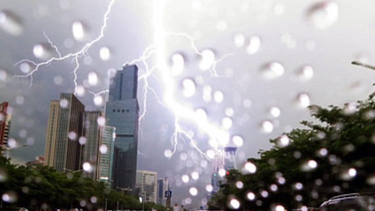 「風(fēng)雨雷電」今夜登場！深圳今年首場強(qiáng)對流天氣或?qū)⑸涎? title=