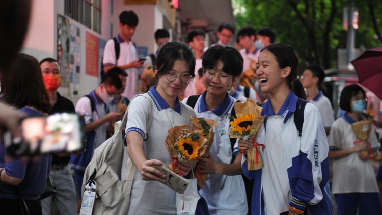 「一對一」免費(fèi)接送高考生！全市已有41支愛心車隊(duì)5000餘輛出租車報(bào)名參與