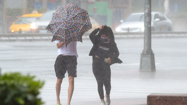 勞工處：僱主與僱員須注意在暴雨下工作時(shí)的電力安全